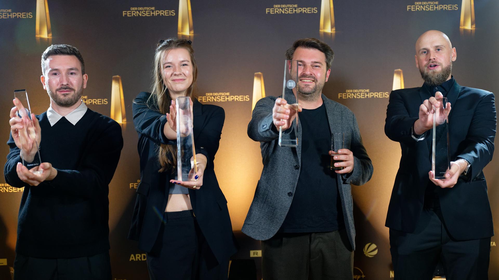 Die Autoren Raphael Selter (l-r), Henriette Johnson, Schlecky Silberstein und Jan Krebs freuten sich bei der Verleihung des Deutschen Fernsehpreises 2024 über den Preis in der Kategrie "Bestes Buch Unterhaltung" für "Browser Ballett". 