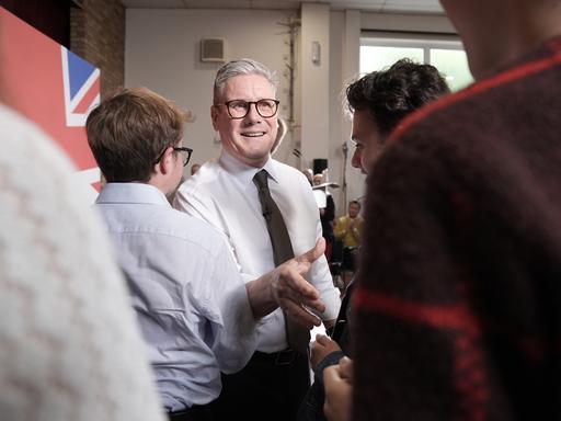 Wahlkampagne 2024: Labour-Parteichef Sir Keir Starmer spricht nach seiner Einführungrede mit Unterstützern in Lancing in West Sussex.