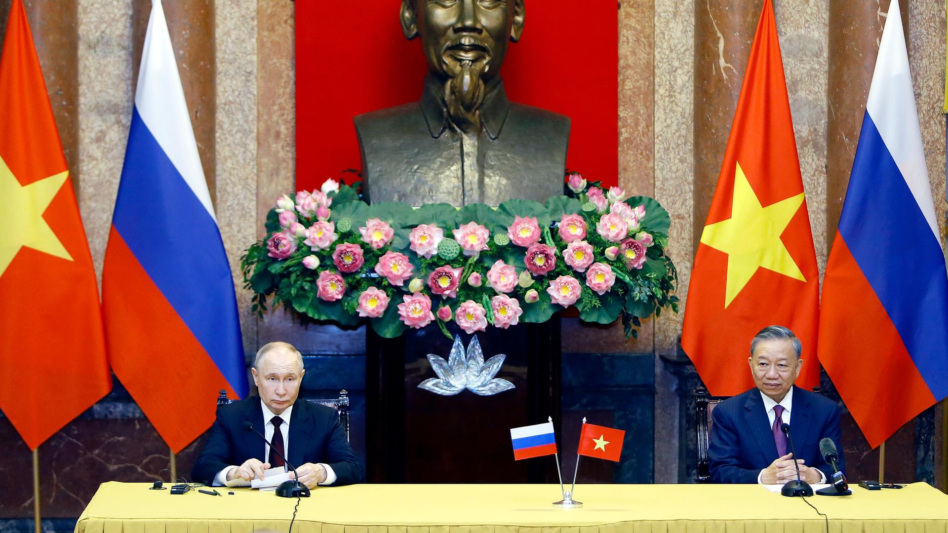 Vietnam, Hanoi: Der russische Präsident Wladimir Putin (l) und der vietnamesische Präsident To Lam nehmen an einer Pressekonferenz im Präsidentenpalast teil. 