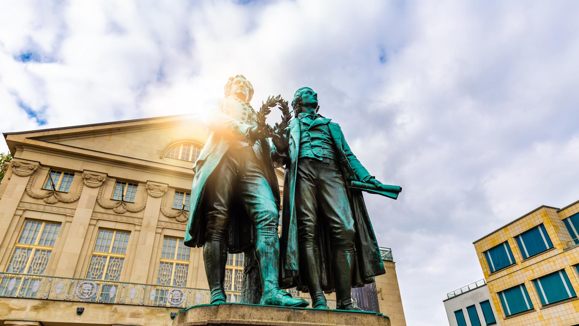 Das Archivbild von 2021 zeigt das Goethe- und Schiller-Standbild vor dem Theater in Weimar. Das Archivbild von 2021 zeigt das Goethe- und Schiller-Standbild vor dem Theater in Weimar.