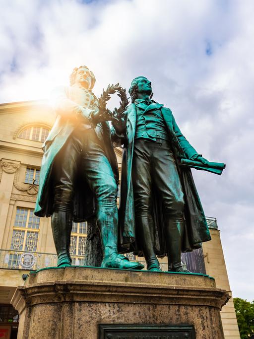 Das Goethe und Schiller Monument vor dem Theater in Weimar. Das Goethe und Schiller Monument vor dem Theater in Weimar.