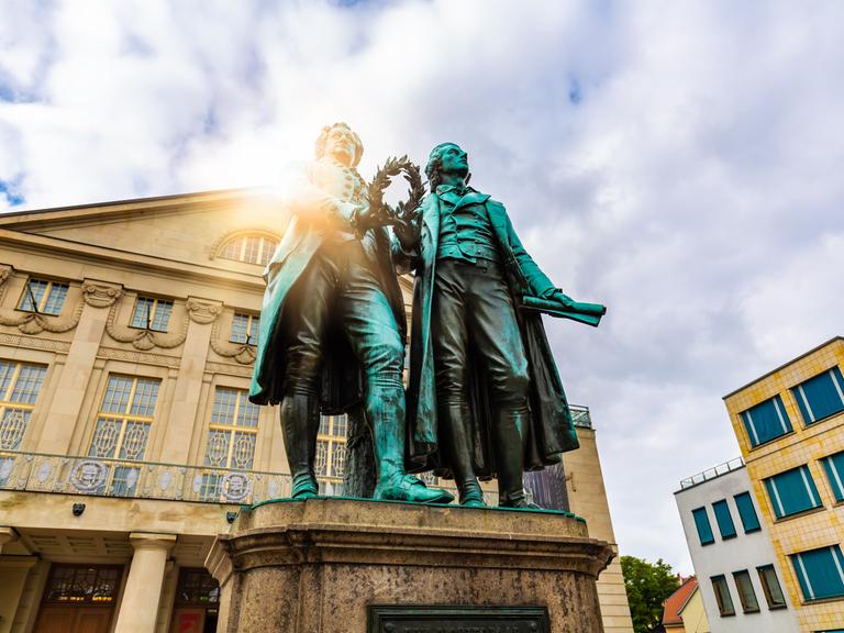Das Goethe und Schiller Monument vor dem Theater in Weimar. Das Goethe und Schiller Monument vor dem Theater in Weimar.