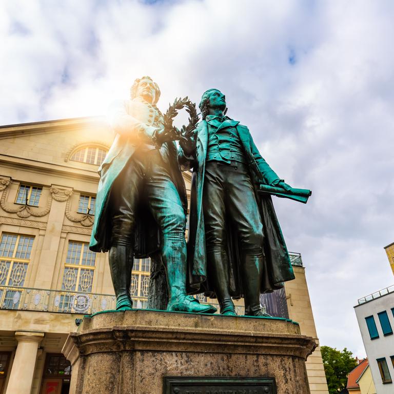 Das Goethe und Schiller Monument vor dem Theater in Weimar.