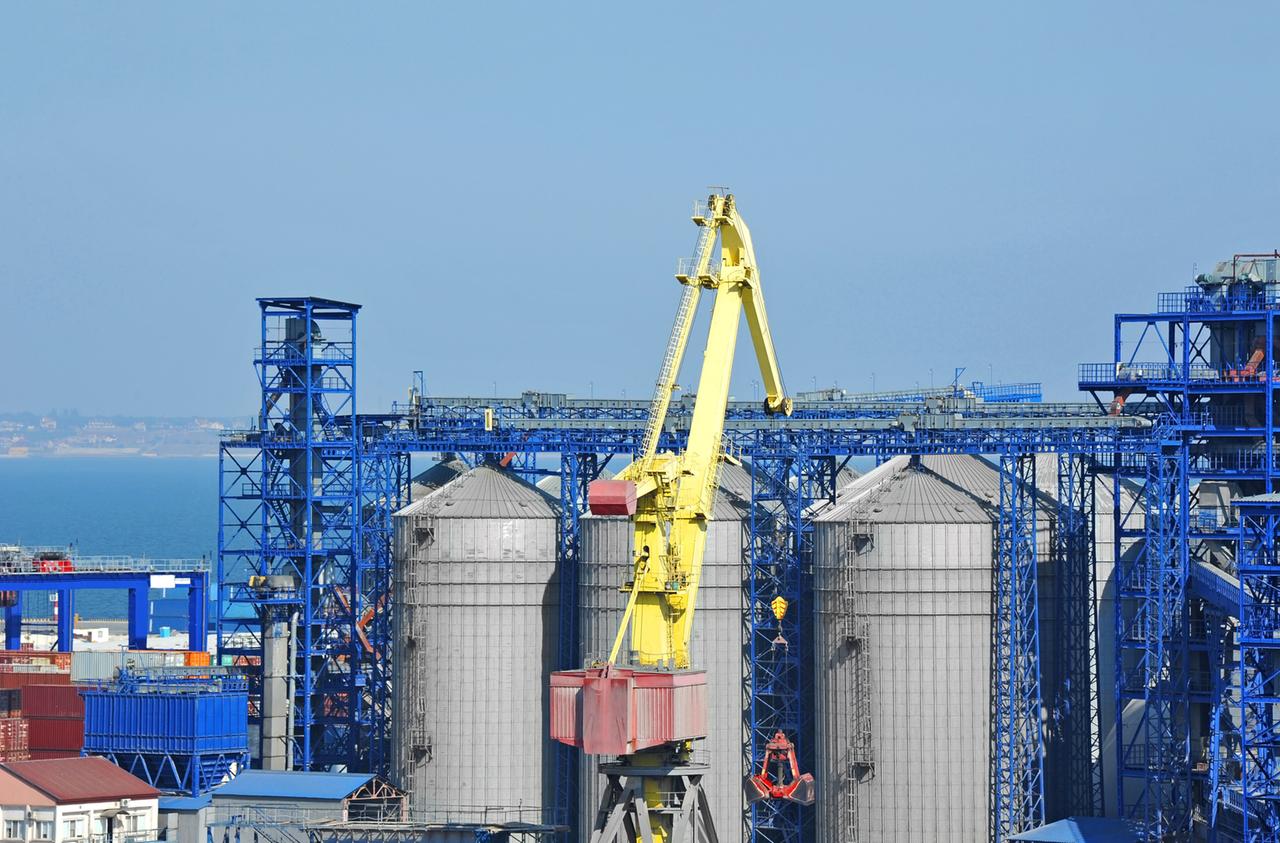 Getreidesilos im Hafen von Odessa