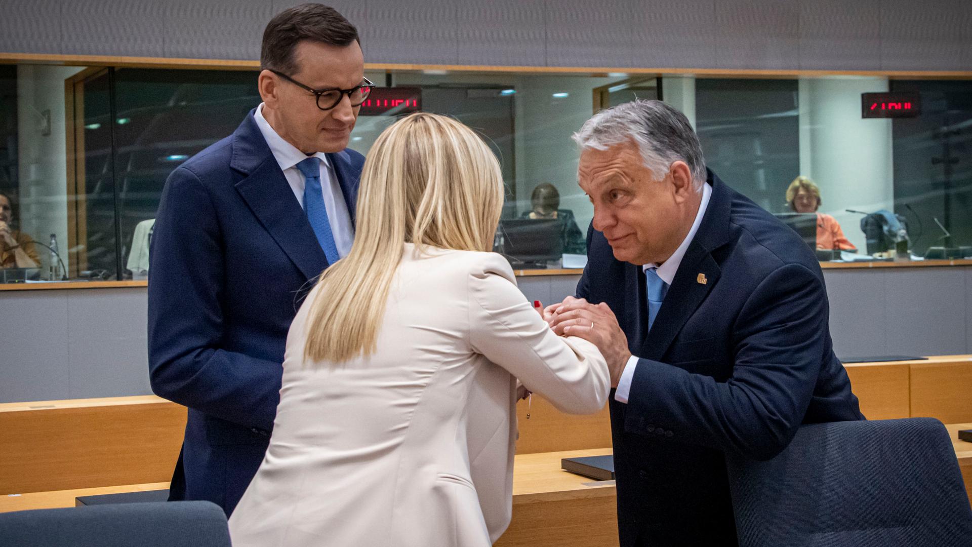 Ungarns Premierminister Viktor Orban beim Handkuss mit der italienischen Premierministerin Georgia Meloni und mit dem polnischen Ministerpräsidenten Mateusz Morawiecki beim EU-Gipfel in Brüssel am 29.6.2023