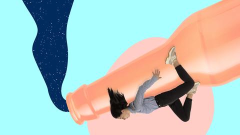 Illustration einer Flasche, deren Inhalt gegen die Schwerkraft nach oben fließt, während eine Frau am unteren Flaschenhals liegt.
