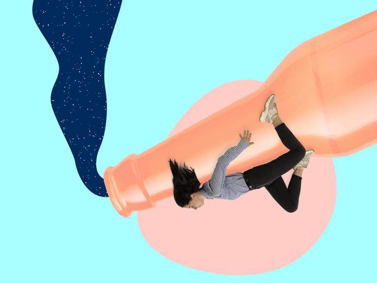 Illustration einer Flasche, deren Inhalt gegen die Schwerkraft nach oben fließt, während eine Frau am unteren Flaschenhals liegt.