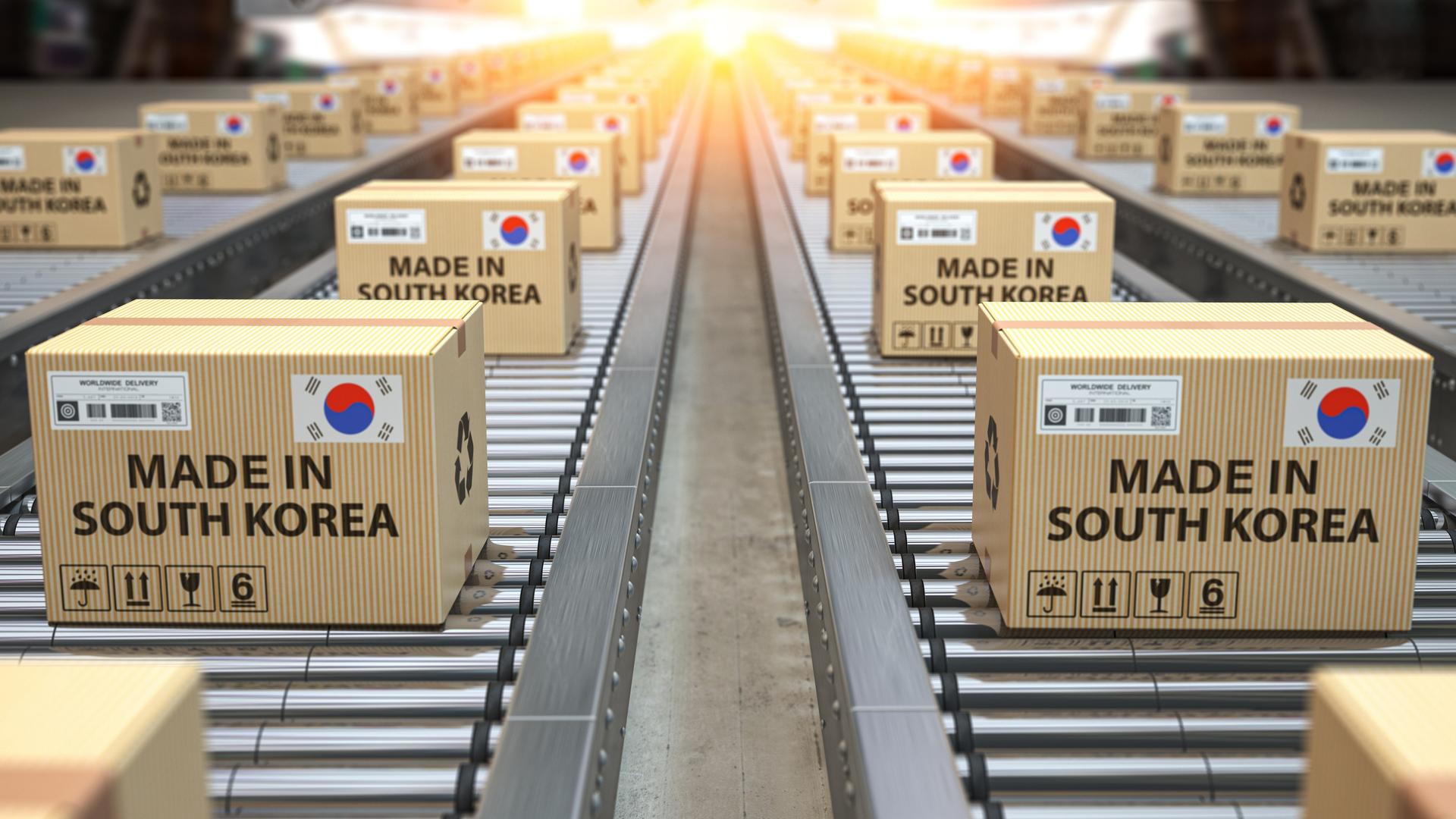 CGI von Kartons mit der Aufschrift "Made in South Korea" auf Fliessbändern.