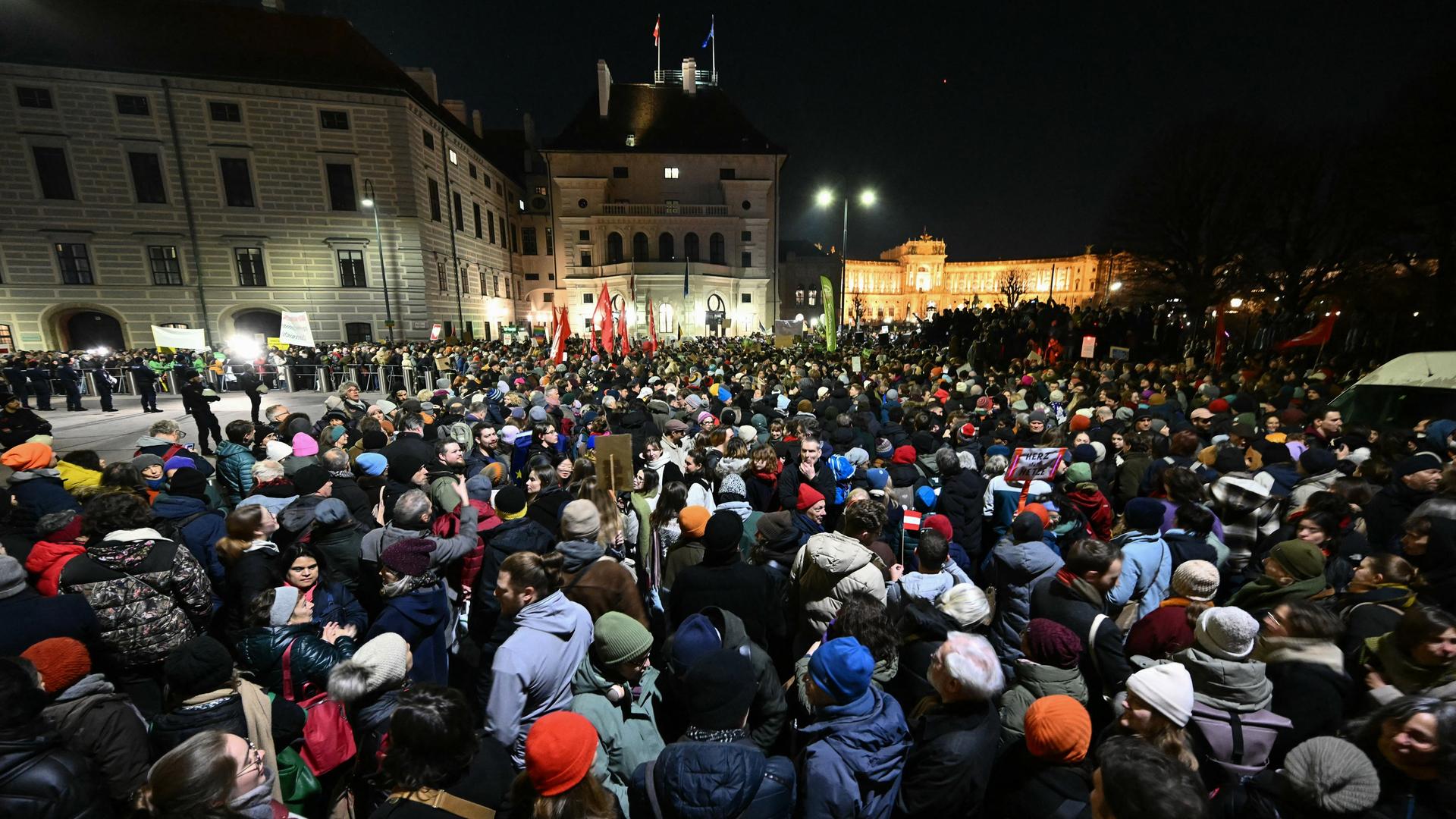 Tausende Menschen haben sich in der Wiener Innenstadt zu einer Kundgebung gegen die rechtspopulistische FPÖ versammelt. 