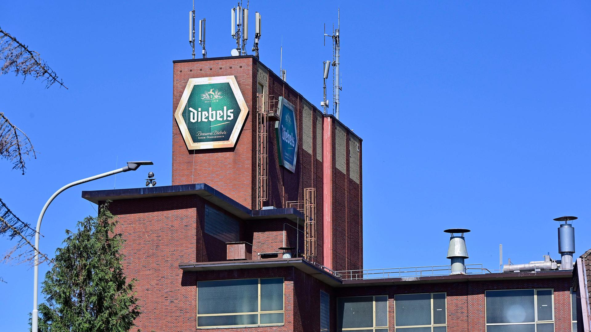 Ein Industriegebäude mit roten Backsteinen und Schriftzug der "Diebels"-Brauerei Ein Industriegebäude mit roten Backsteinen und Schriftzug der "Diebels"-Brauerei