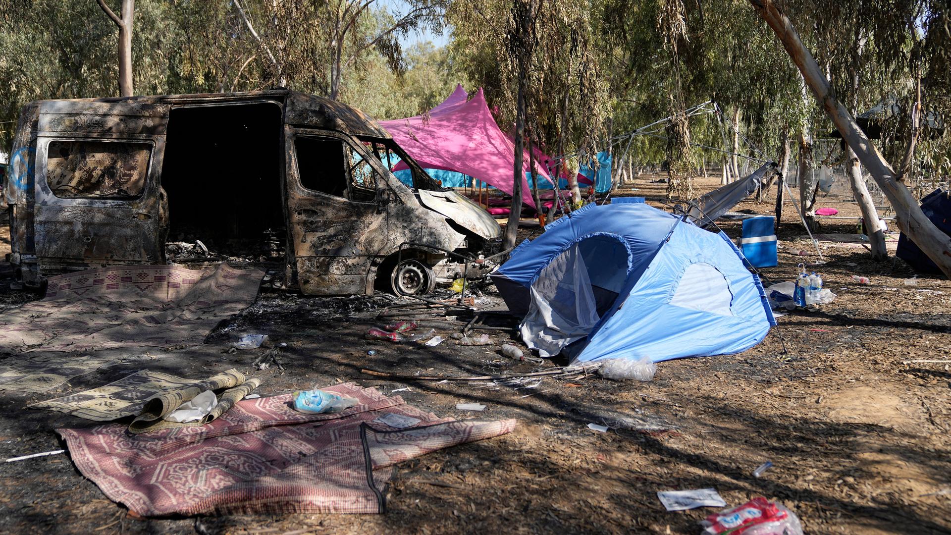 Leere Zelte und ausgebrannte Autos stehen auf dem Gelände des Supernova Festivals nach dem Angriff der Hamas am 7. Oktober 2023.