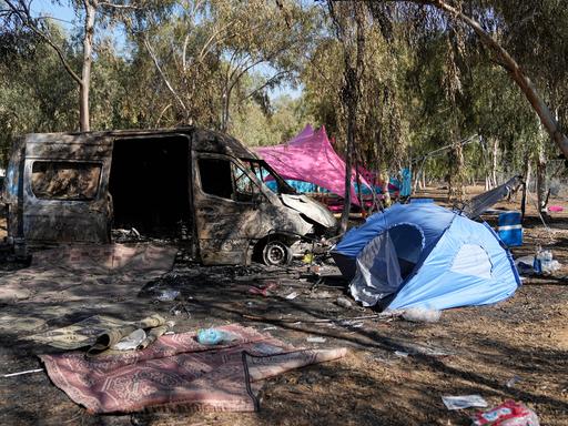 Leere Zelte und ausgebrannte Autos stehen auf dem Gelände des Supernova Festivals nach dem Angriff der Hamas am 7. Oktober 2023.