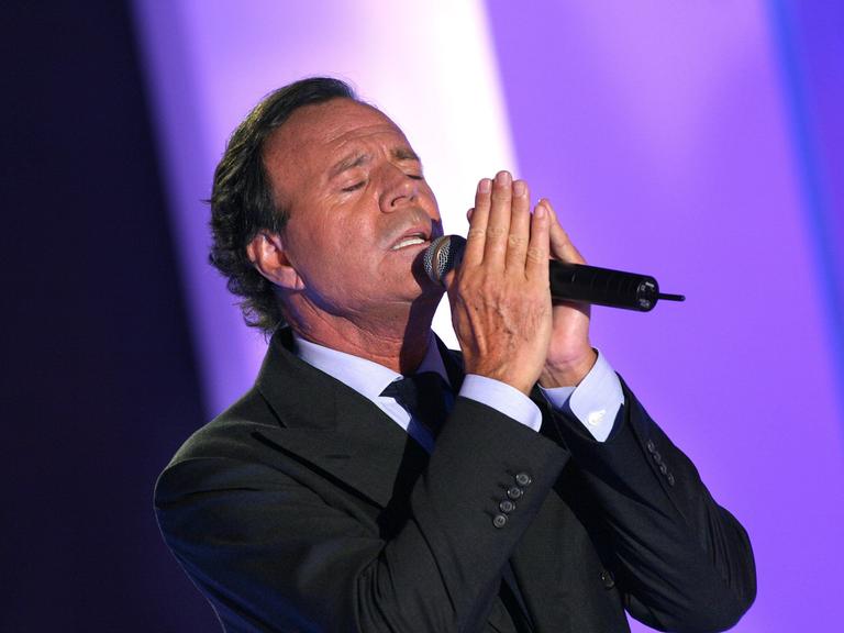 Der spanische Schlagersänger Julio Iglesias tritt am 08.09.2004 in einer TV-Show in Paris auf. Am 23.9. kann "Herzensbrecher" Julio Iglesias seinen 61. Geburtstag feiern.