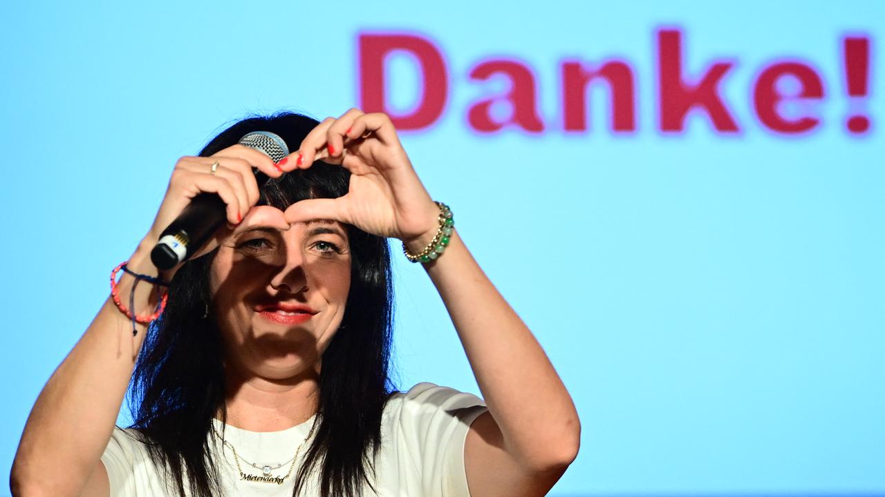 Linken-Spitzenkandidatin Elif Eralp spricht auf einer Wahlparty in Berlin und formt mit ihren Händen ein Herz. Linken-Spitzenkandidatin Elif Eralp spricht auf einer Wahlparty in Berlin und formt mit ihren Händen ein Herz.