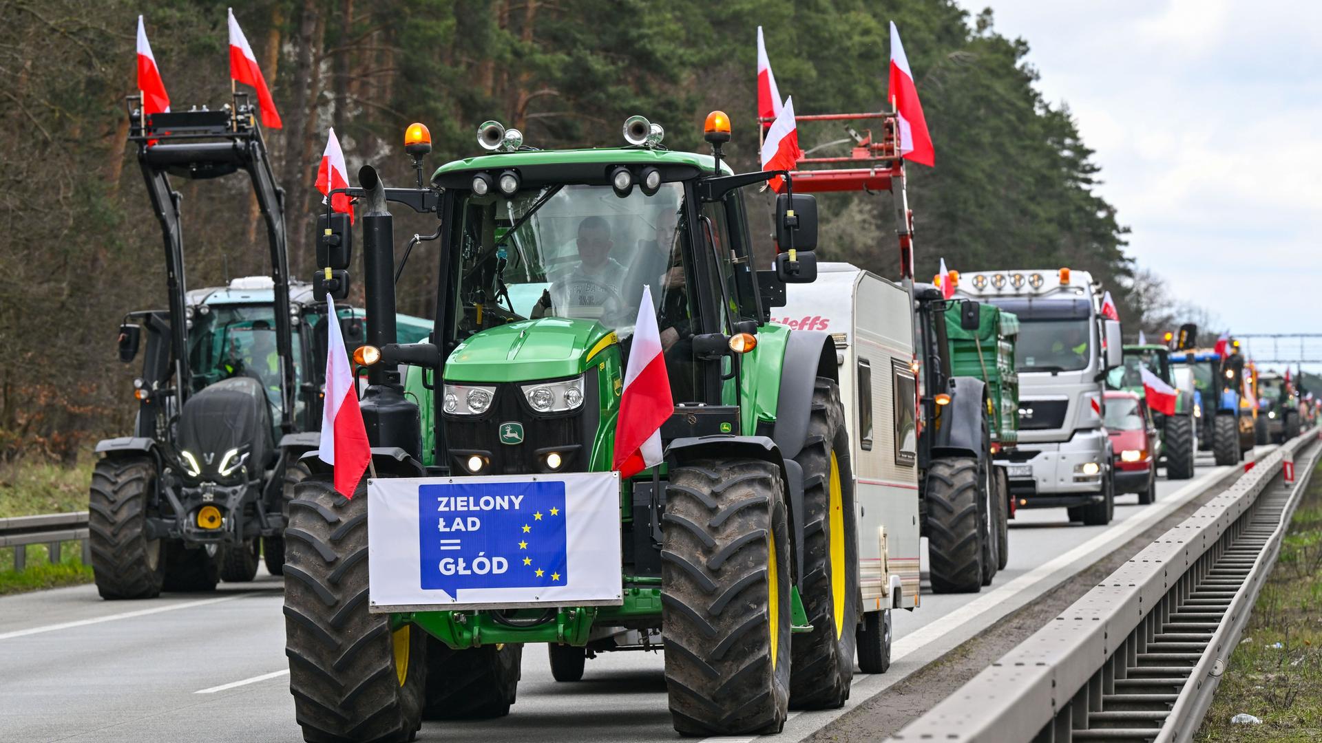 Polen, Slubice: Landwirte aus Polen sind auf der Autostrada A2 (Europastraße 30) mit ihren Fahrzeugen in Richtung deutsch-polnische Grenze unterwegs. Polen, Slubice: Landwirte aus Polen sind auf der Autostrada A2 (Europastraße 30) mit ihren Fahrzeugen in Richtung deutsch-polnische Grenze unterwegs.