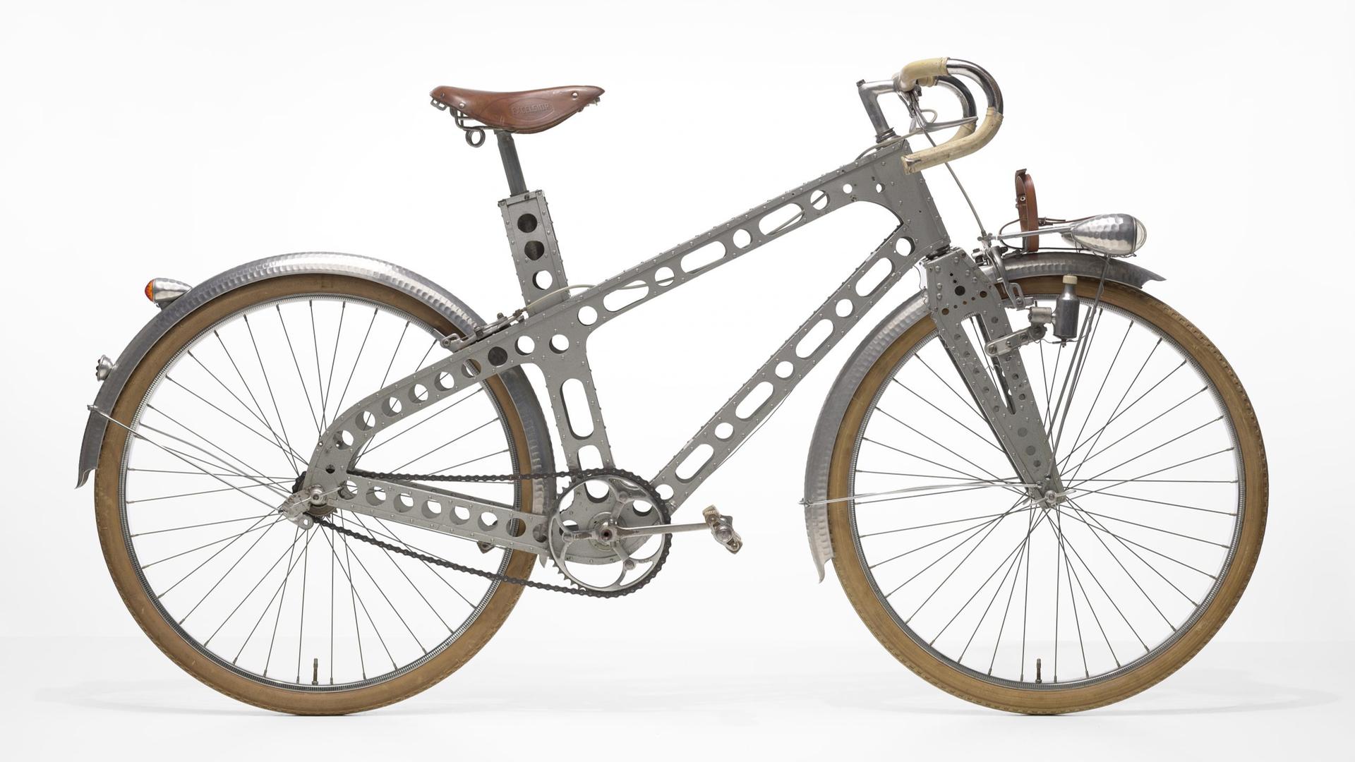 Ein silbernes Fahrrad mit braunem Sattel und Lenker aus dem Jahr 1946.