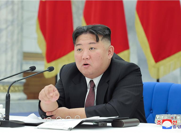 Das Bild zeigt wie der nordkoreanische Führer Kim Jong-un während einer Sitzung der Arbeiterpartei Nordkoreas in der Parteizentrale in Pjöngjang spricht (30.12.2022)