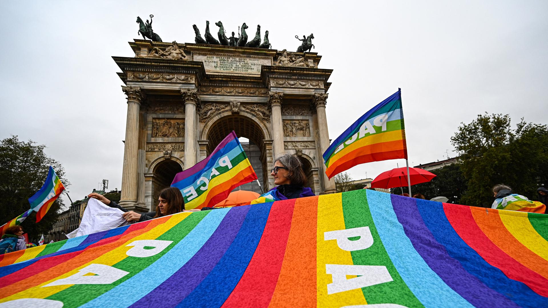 Bunte Friedensfahnen vor einem Triumphbogen in Mailand.