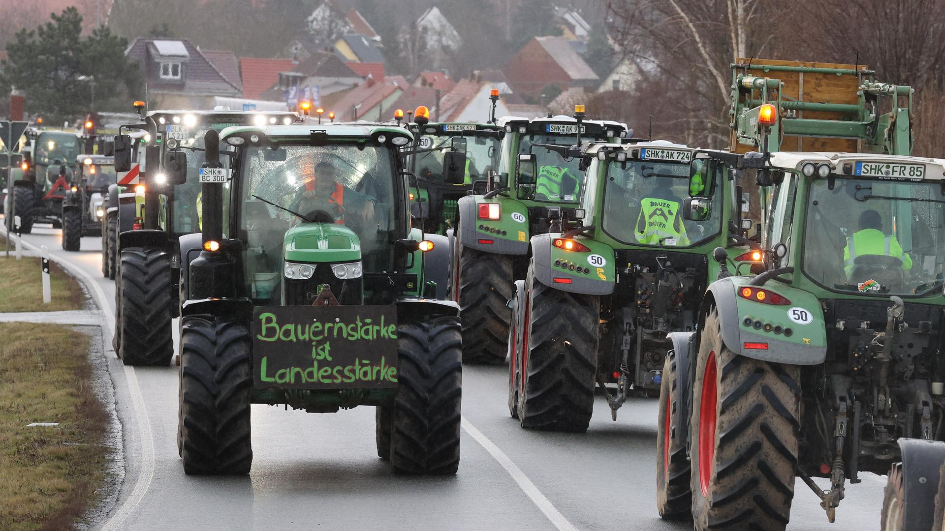 Landwirte fahren mit ihren Traktoren über eine Bundesstraße in Thüringen. Mit der Aktion demonstrieren sie gegen die Agrarpolitik der Bundesregierung.