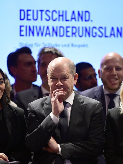 Nancy Faeser (l-r, SPD), Bundesministerin des Innern und Heimat, Bundeskanzler Olaf Scholz (SPD) und Reem Alabali-Radovan (SPD), Beauftragte der Bundesregierung für Migration, Flüchtlinge und Integration, auf einer Veranstaltung der Bundesregierung zu Deutschland als Einwanderungsland