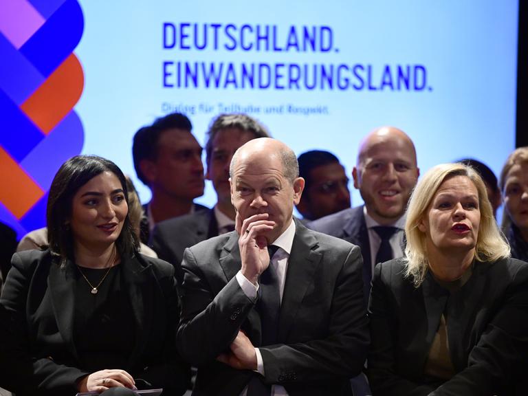 Nancy Faeser (l-r, SPD), Bundesministerin des Innern und Heimat, Bundeskanzler Olaf Scholz (SPD) und Reem Alabali-Radovan (SPD), Beauftragte der Bundesregierung für Migration, Flüchtlinge und Integration, auf einer Veranstaltung der Bundesregierung zu Deutschland als Einwanderungsland