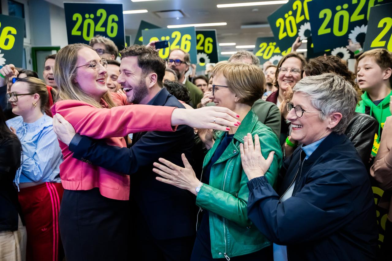 Die Grünen-Politiker Britta Haßelmann, Franziska Brantner, Felix Banaszak, und Katharina Dröge jubeln über die Prognose bei der Landtagswahl in Baden-Württemberg.