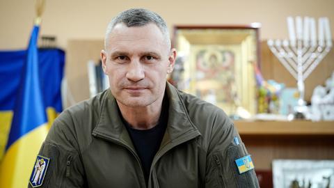 Der Bürgermeister von Kiew, Vitali Klitschko, in Militäruniform in seinem Büro