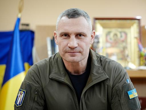 Der Bürgermeister von Kiew, Vitali Klitschko, in Militäruniform in seinem Büro. 