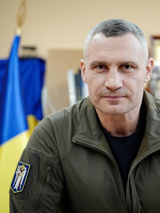 Der Bürgermeister von Kiew, Vitali Klitschko, in Militäruniform in seinem Büro. 