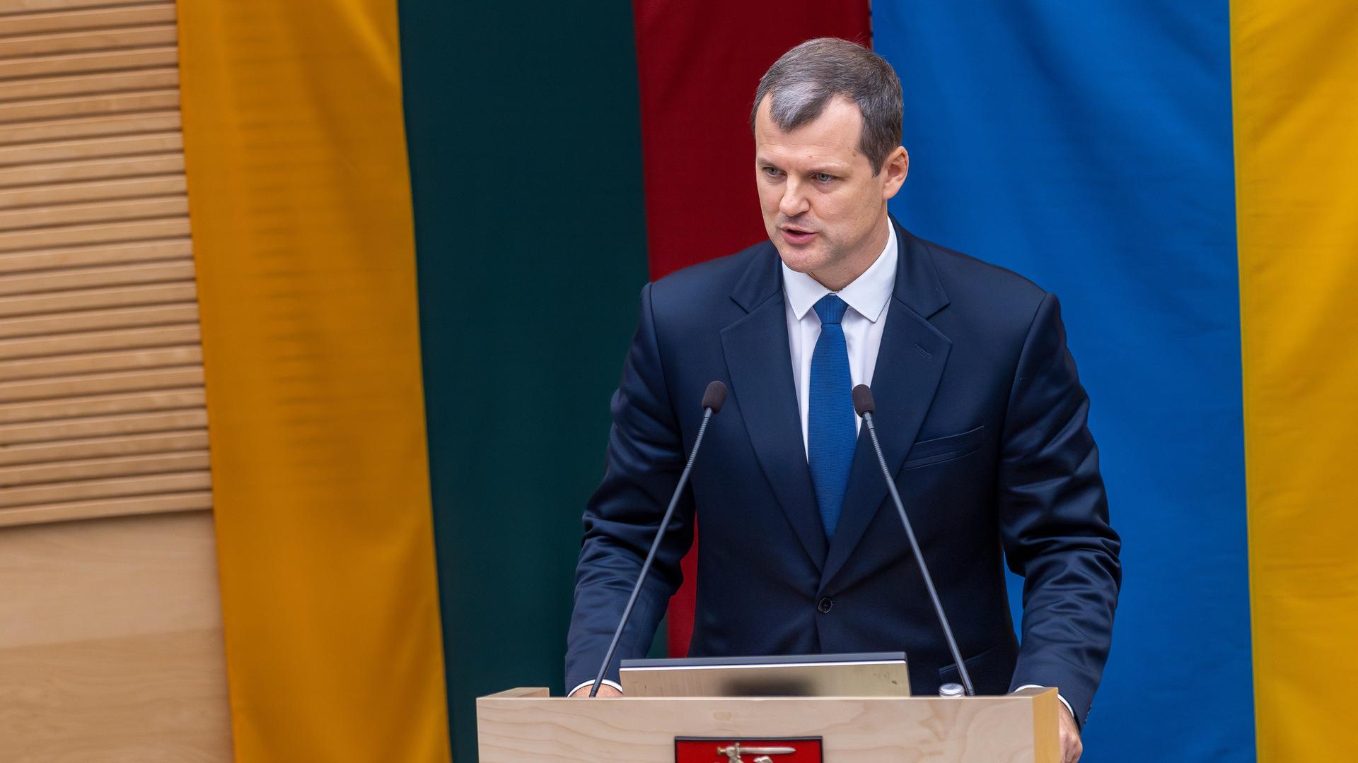 Litauens Ministerpräsident Gintautas Paluckas spricht im Parlament in Vilnius. 