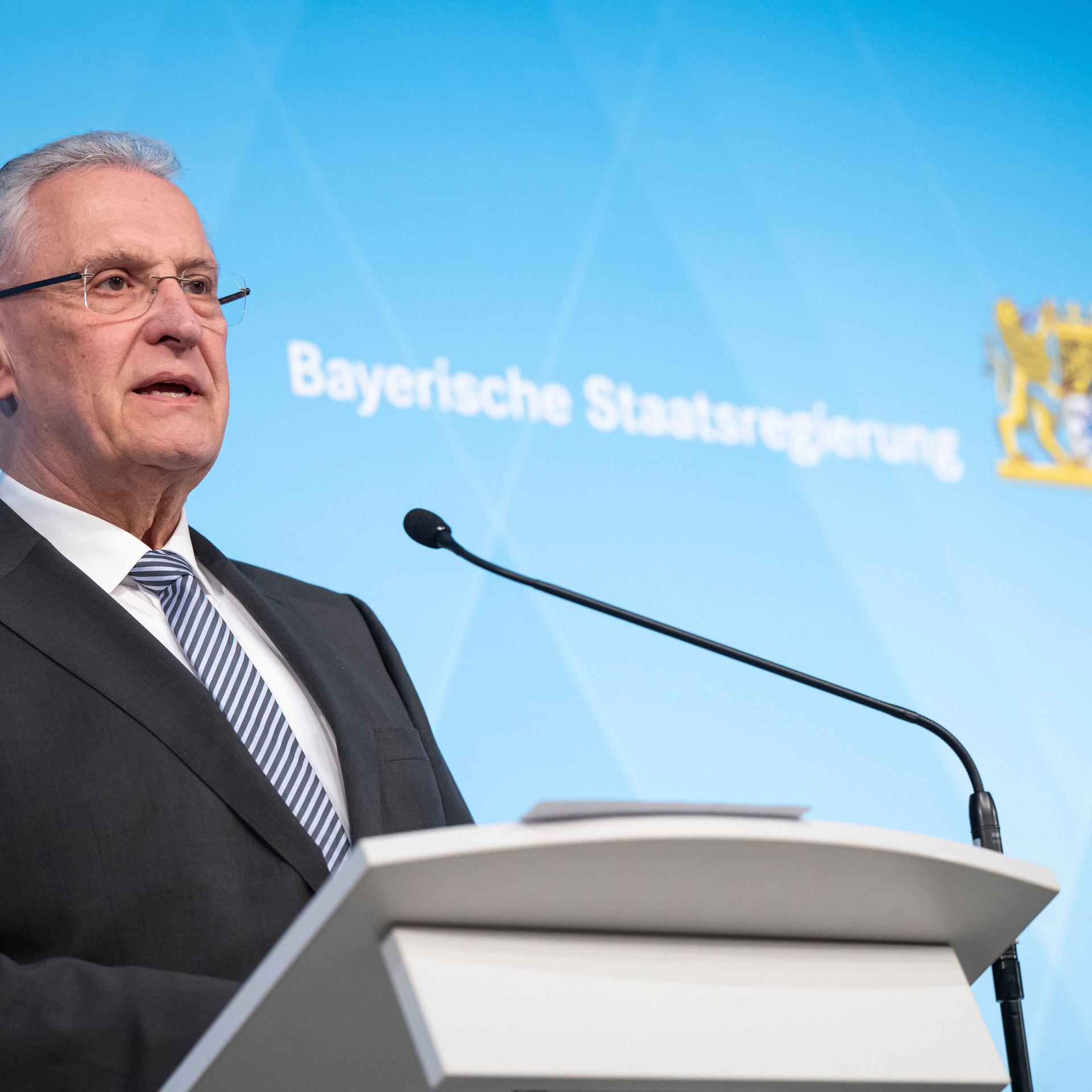 Der Bayerische Innenminister Joachim Herrmann (CSU) spricht bei einer Pressekonferenz zu einem tödlichen Angriff in einem Park in Aschaffenburg. 