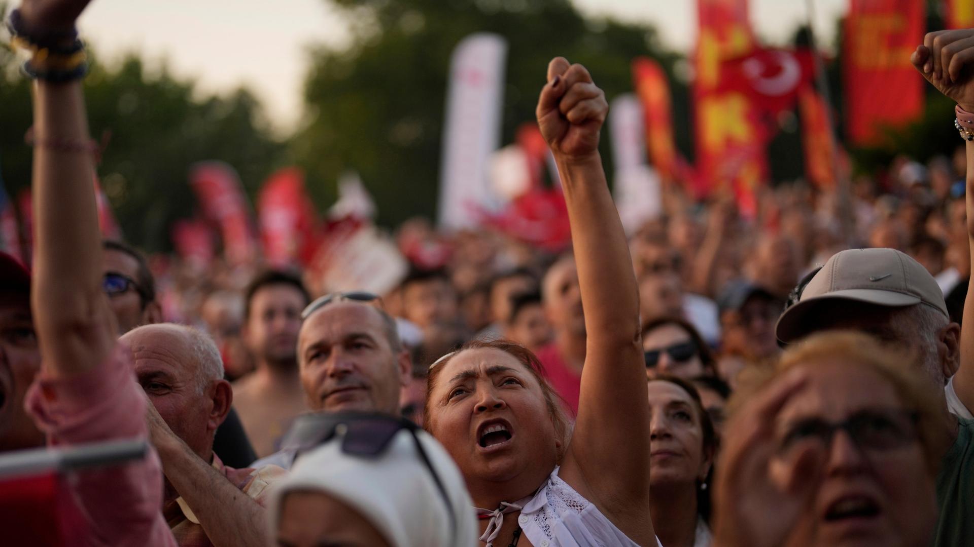 In Istanbul demonstrieren Tausende Menschen gegen die Verhaftung und Absetzung des Istanbuler Bürgermeisters Ekrem Imamgolu vor 100 Tagen. 
