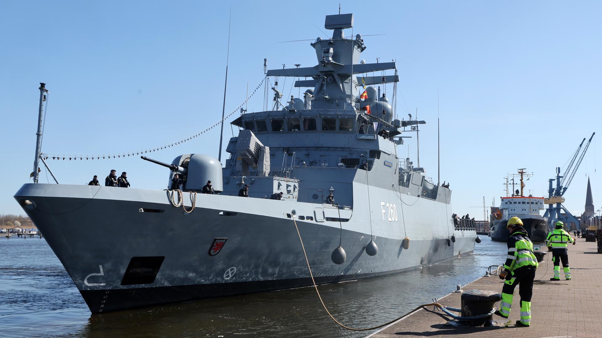 Die Korvette "Braunschweig" der Deutschen Marine liegt in einem Hafen. Die Korvette "Braunschweig" der Deutschen Marine liegt in einem Hafen.