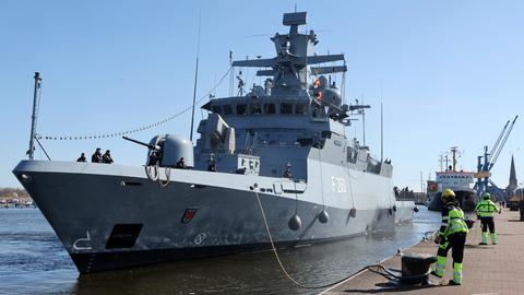 Die Korvette "Braunschweig" der Deutschen Marine liegt in einem Hafen.