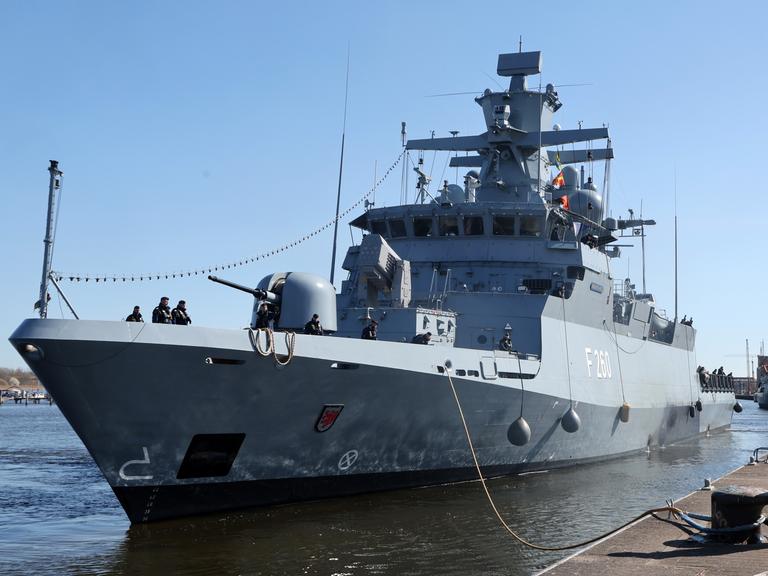 Die Korvette "Braunschweig" der Deutschen Marine liegt in einem Hafen.