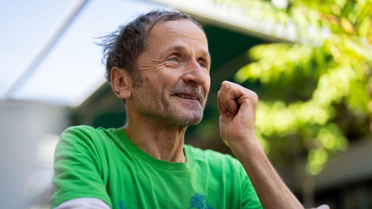 Das Foto zeigt den österreichischen Comic-Künstler Franz Suess in einem Interview