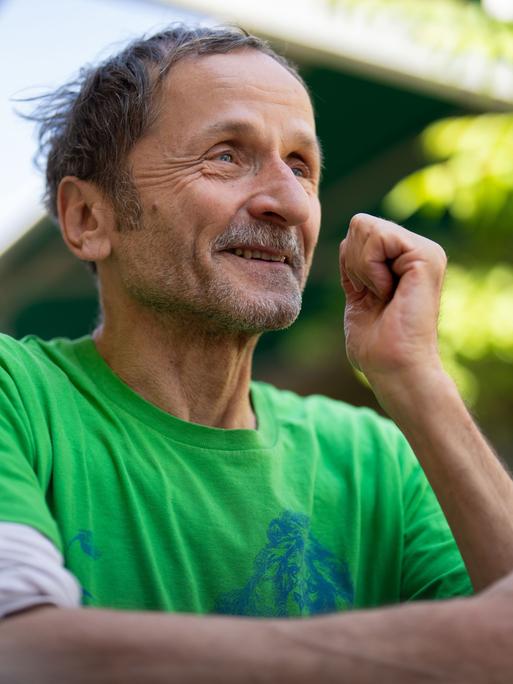 Das Foto zeigt den österreichischen Comic-Künstler Franz Suess in einem Interview