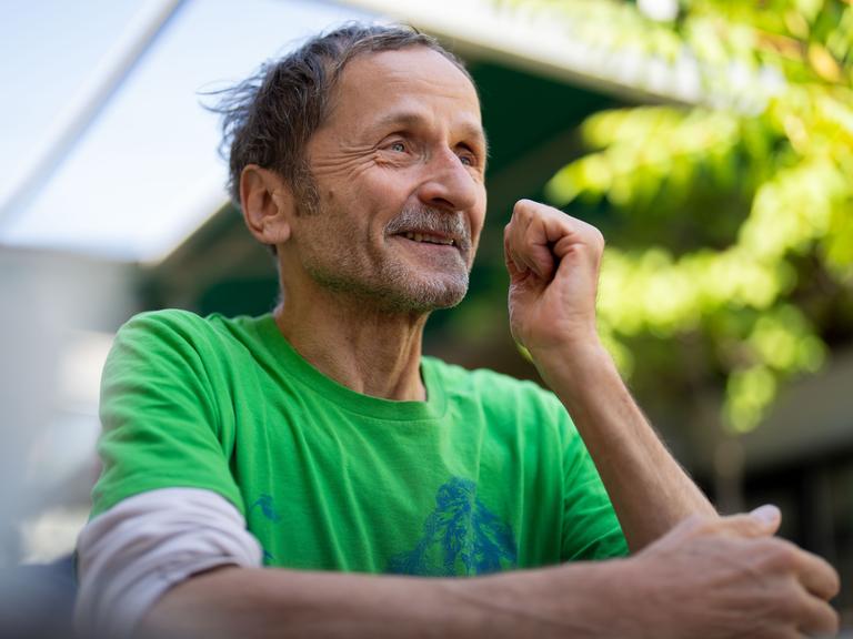 Das Foto zeigt den österreichischen Comic-Künstler Franz Suess in einem Interview