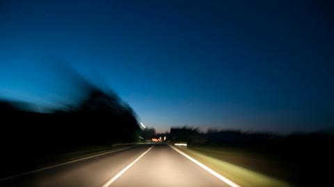 Eine dunkle Straße.