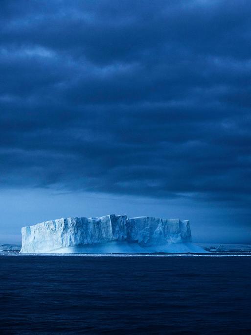 Eisberge im Meer vor einem dunklen Himmel