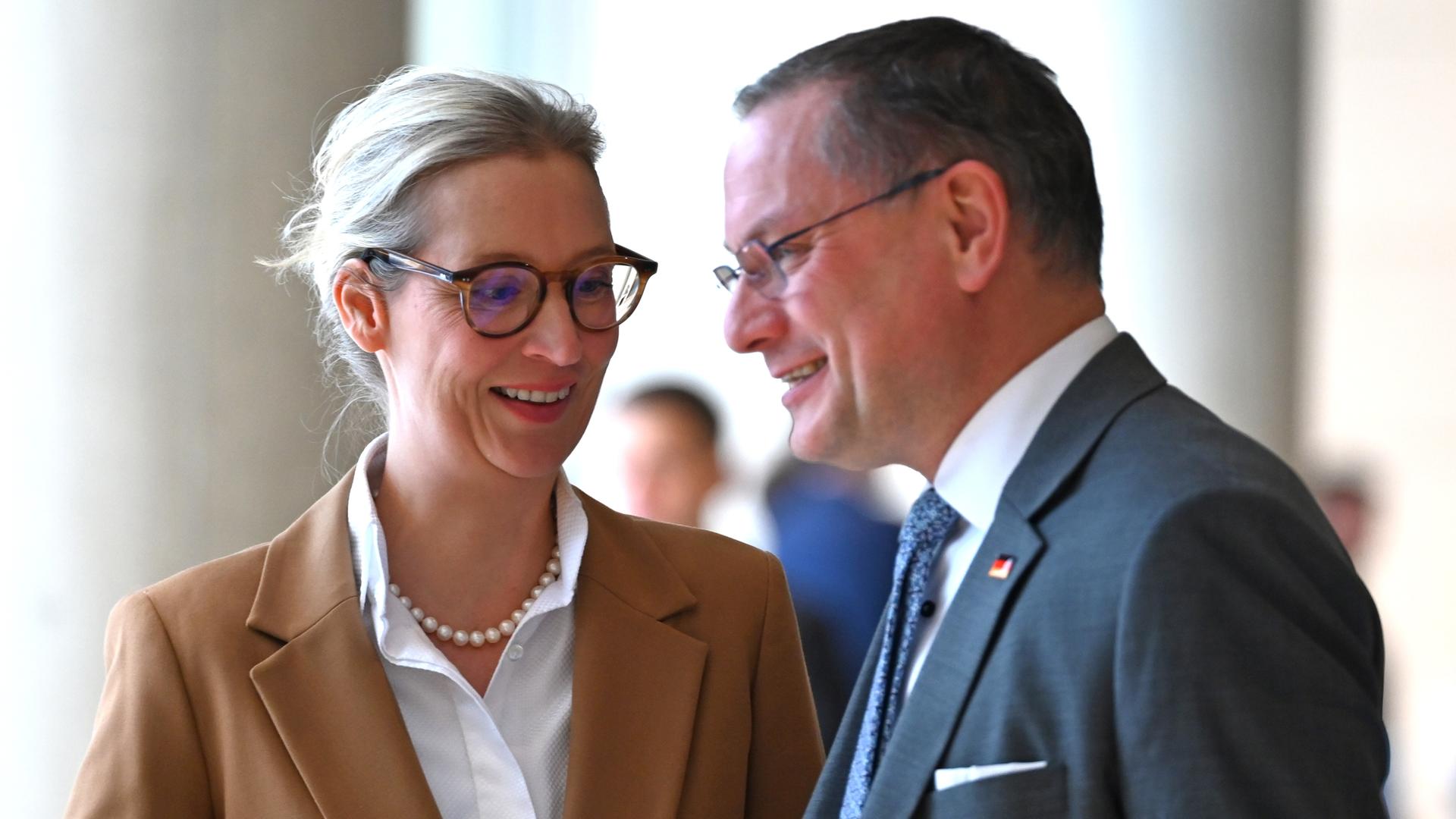 Die beiden AfD-Vorsitzenden Alice Weidel und Tino Chrupalla unterhalten sich in heiterer Stimmung