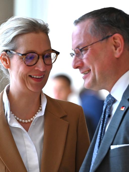Die beiden AfD-Vorsitzenden Alice Weidel und Tino Chrupalla unterhalten sich in heiterer Stimmung