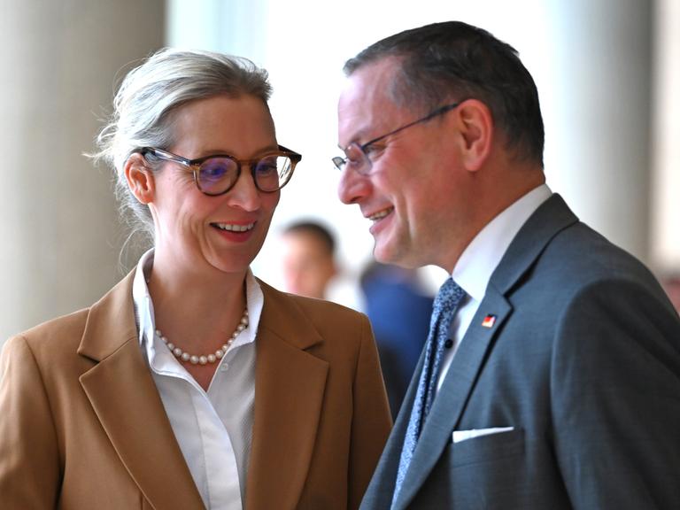 Die beiden AfD-Vorsitzenden Alice Weidel und Tino Chrupalla unterhalten sich in heiterer Stimmung