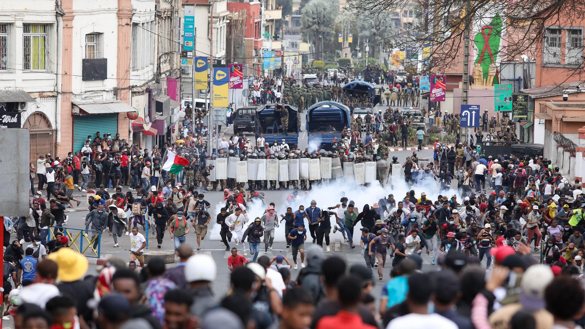 Demonstranten, die gegen chronische Strom- und Wasserausfälle protestieren, stehen in Antananarivo der Bereitschaftspolizei gegenüber. Demonstranten, die gegen chronische Strom- und Wasserausfälle protestieren, stehen in Antananarivo der Bereitschaftspolizei gegenüber.
