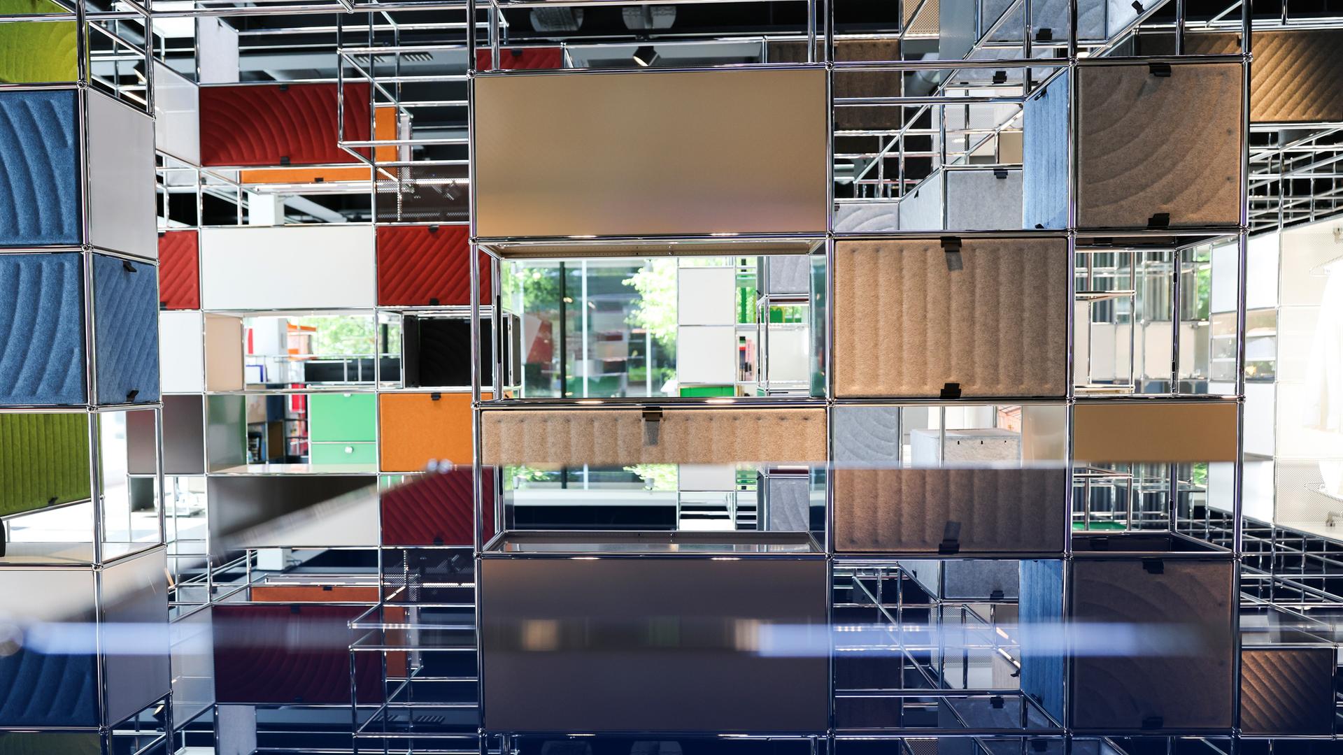 Blick in einen Showroom des Möbelbausystems USM-Haller in Hamburg. 