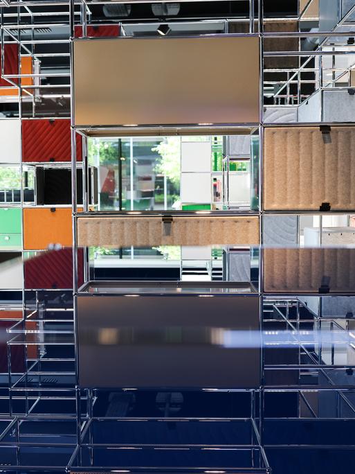Blick in einen Showroom des Möbelbausystems USM-Haller in Hamburg. 