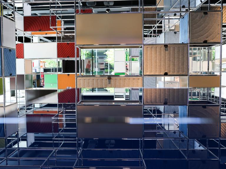 Blick in einen Showroom des Möbelbausystems USM-Haller in Hamburg. 