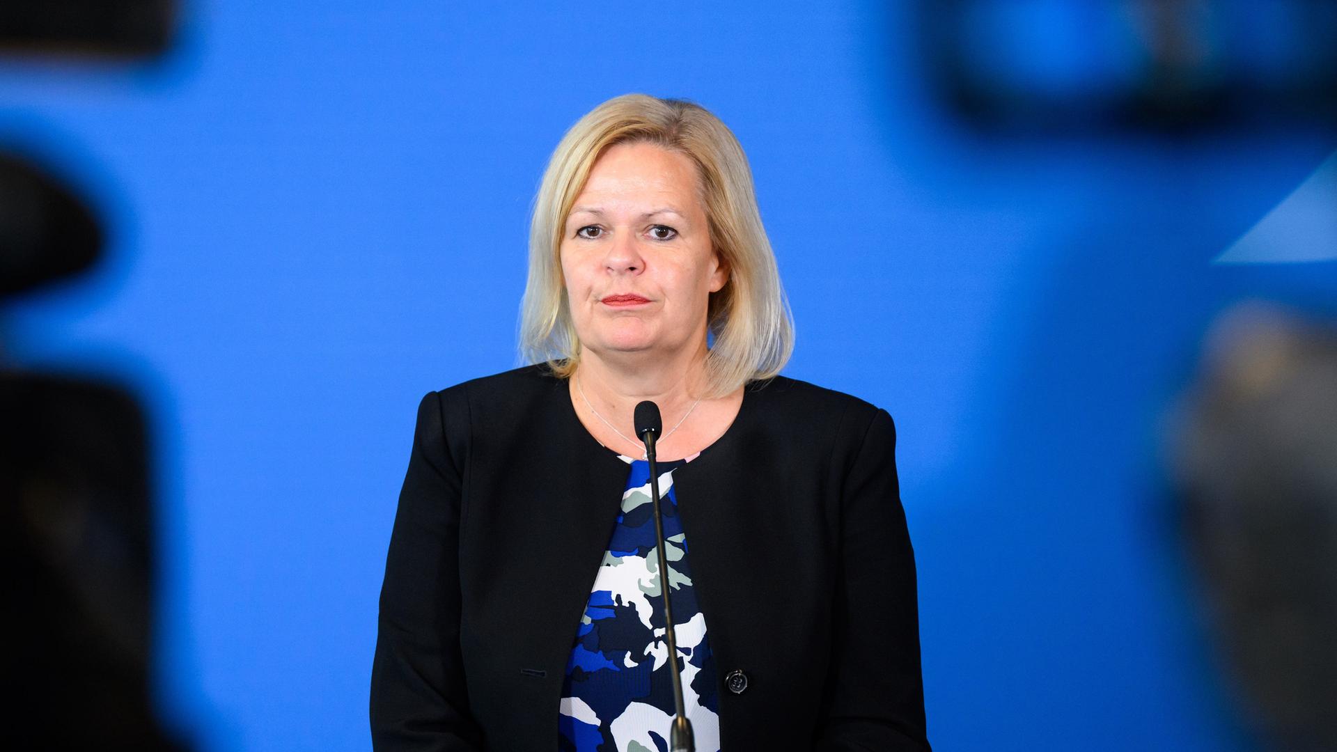 Nancy Faeser (SPD), Bundesministerin für Inneres und Heimat, äußert sich im Bundesministerium für Inneres und Heimat zum Verbot des rechtsextremistischen Vereins Hammerskins Deutschland
