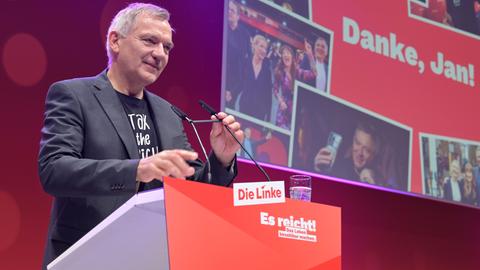 Jan van Aken, der scheidende Vorsitzende der Partei Die Linke , verabschiedet sich beim Bundesparteitag von den Delegierten 