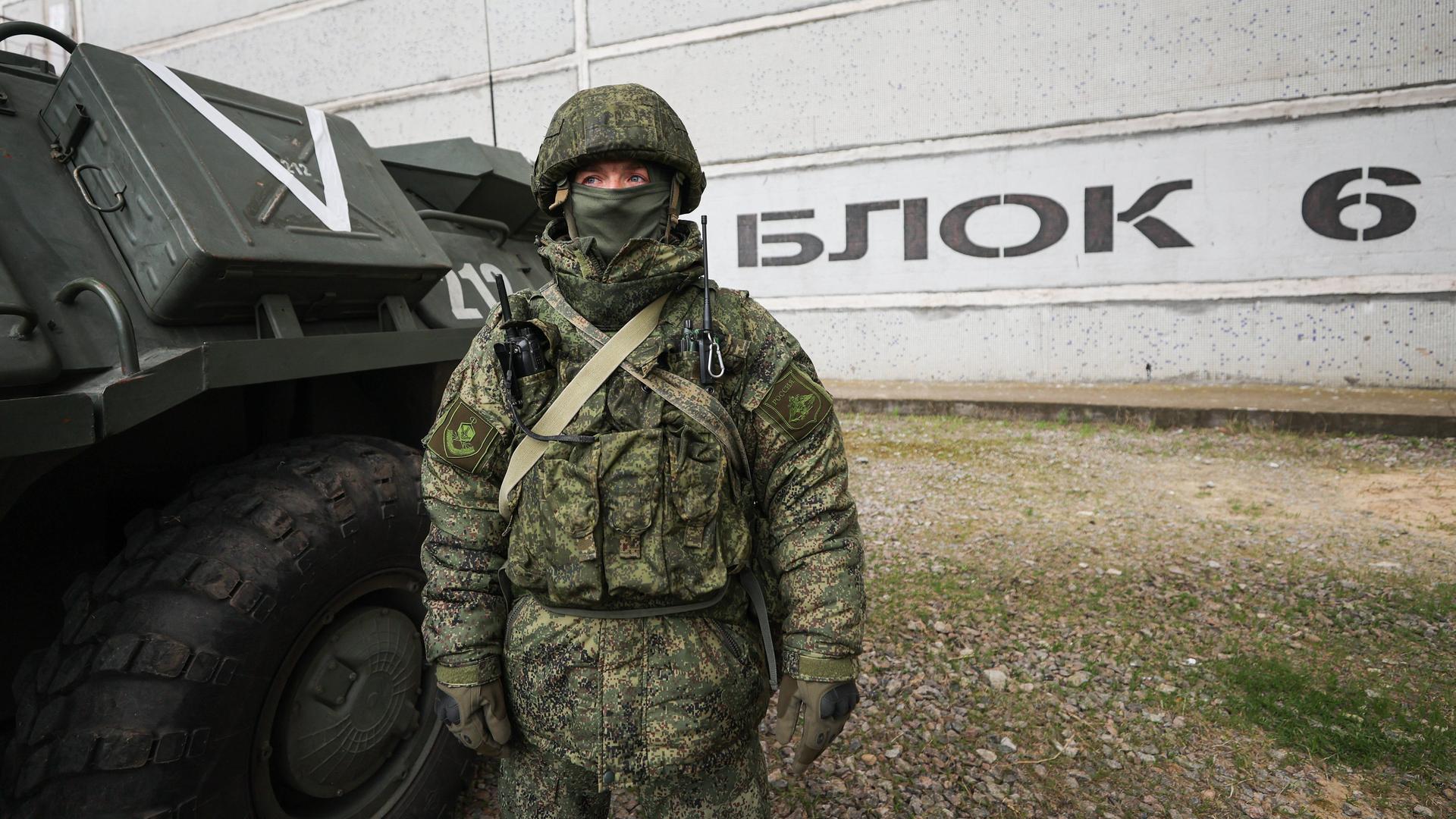 Ein russischer Soldat steht vor dem Atomkraftwerk Saporischschja.